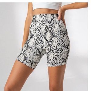 Balance Athletica Vitality Python Ascend Rider Shorts High Rise - size medium